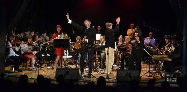 L’Orchestra Multietnica di Arezzo torna a scuola e porta i suoi tanti strumenti musicali